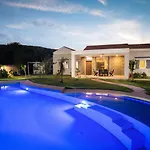 Three Stars Luxury Villa Moraitika
